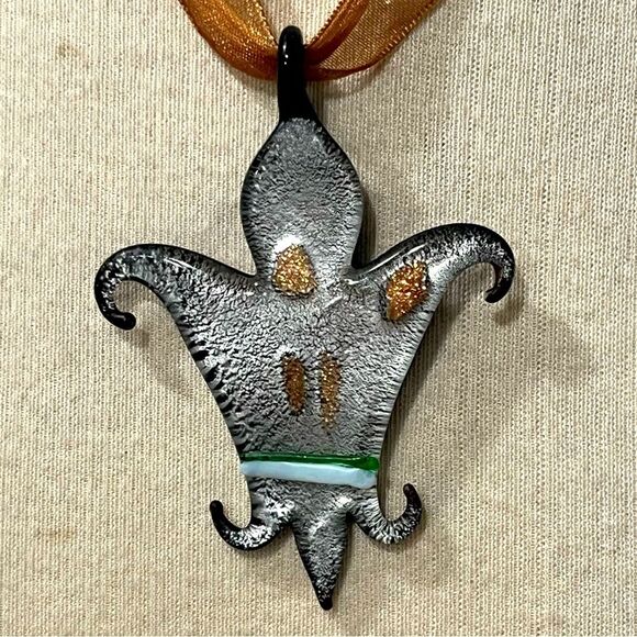 Handmade Silver Fleur de Lis Glass Pendant Necklace - Picture 2 of 3